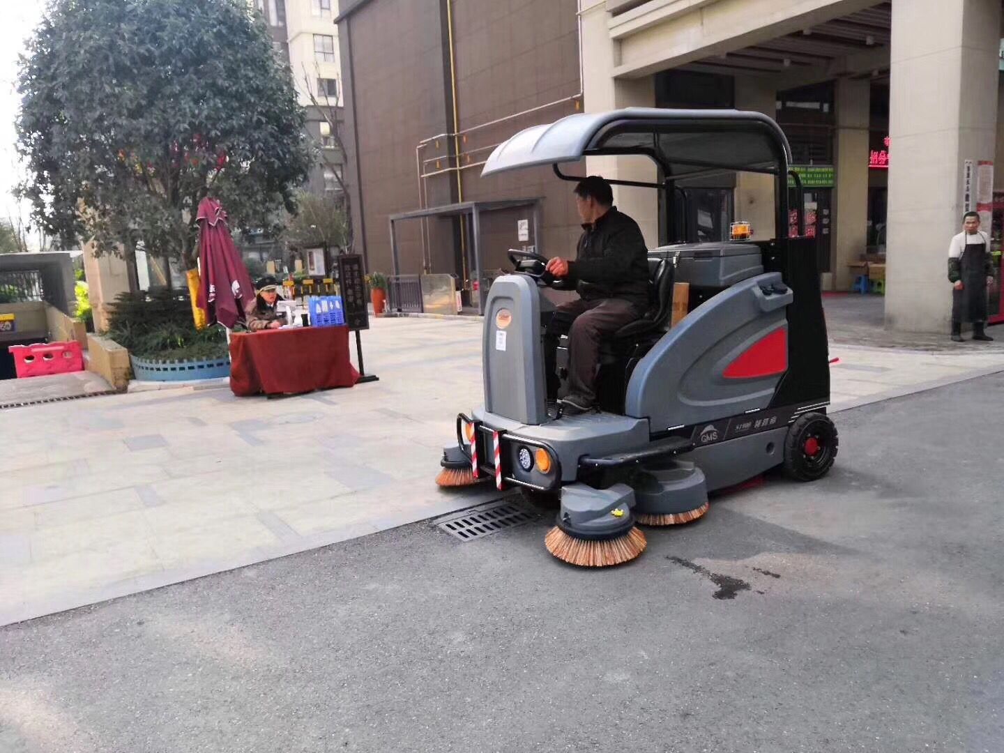 電動(dòng)掃地車生產(chǎn)廠家