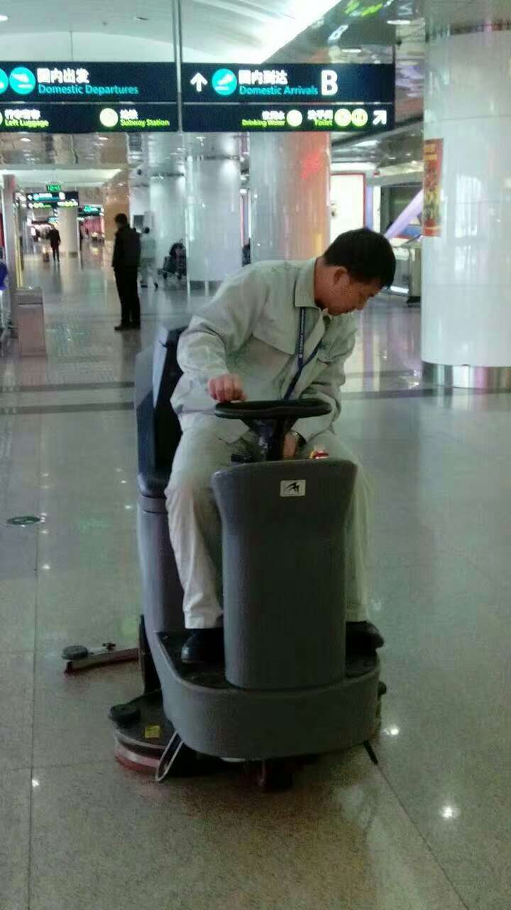 駕駛式掃地車究竟實(shí)不實(shí)用?
