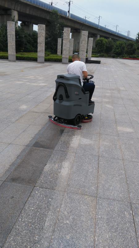 工廠駕駛式吸塵清掃車多少錢(qián)