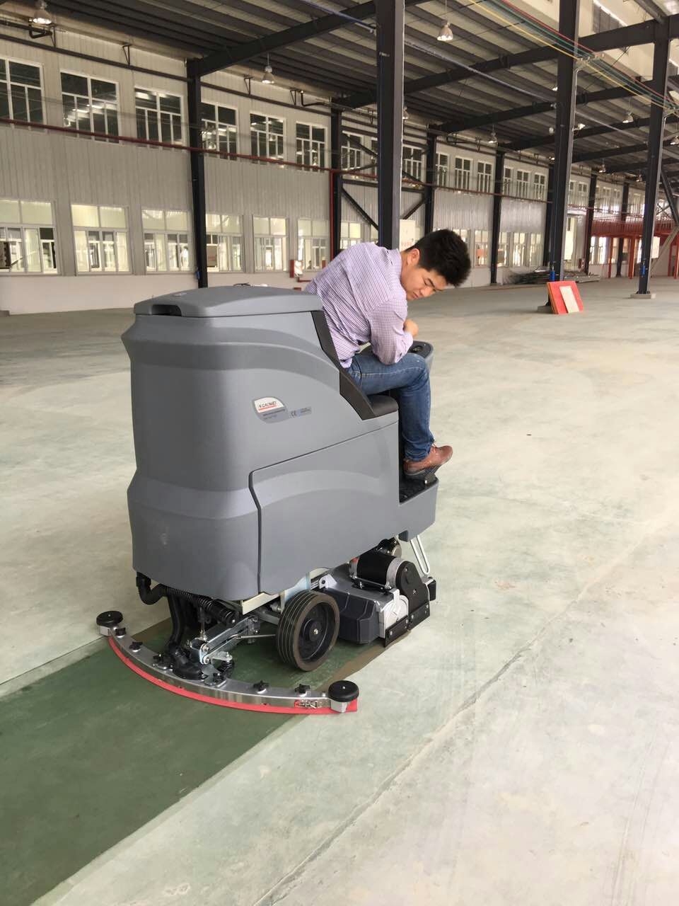 是什么原因?qū)е埋{駛式掃地機剎車燈受損?