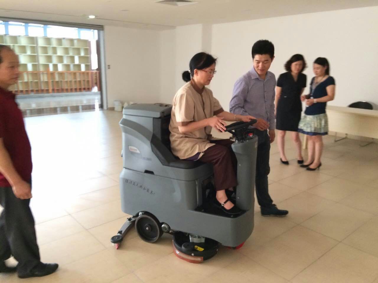 駕駛式洗地機(jī)的電瓶多長時(shí)間更換一次，大約多少錢？