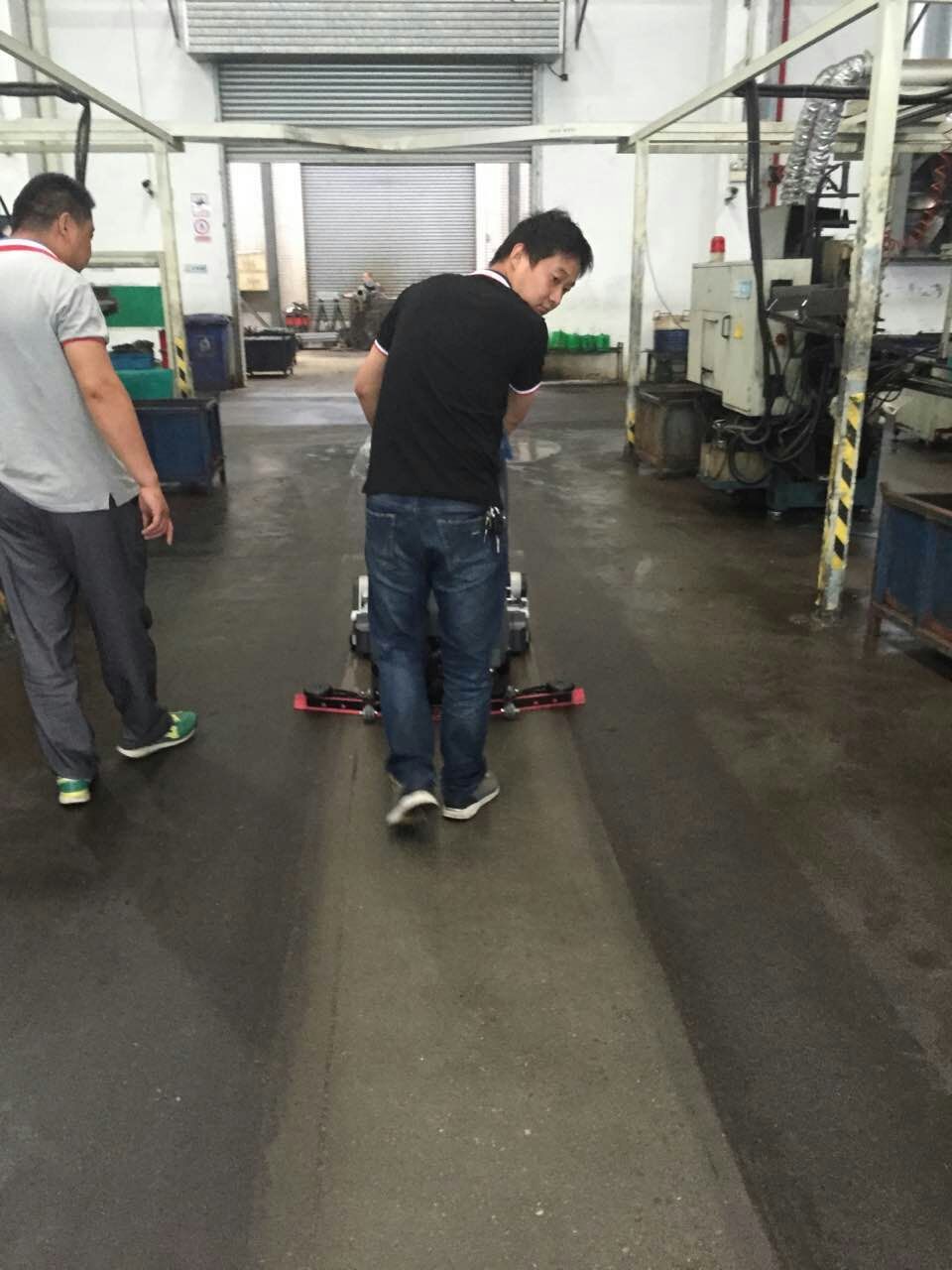 高美手推式洗地機(jī)清洗學(xué)校餐廳油污地面