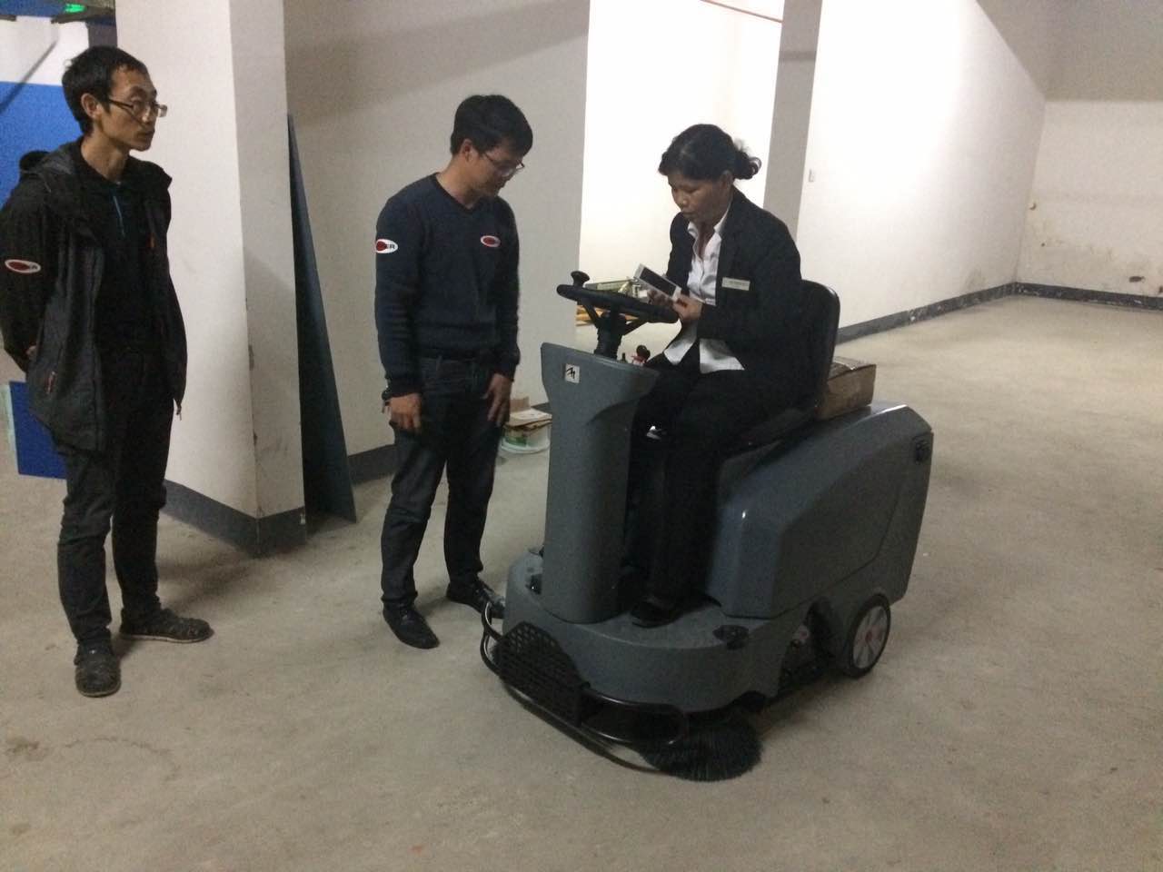 養(yǎng)雞場地面糞便羽毛雜物用掃地車怎么打掃？