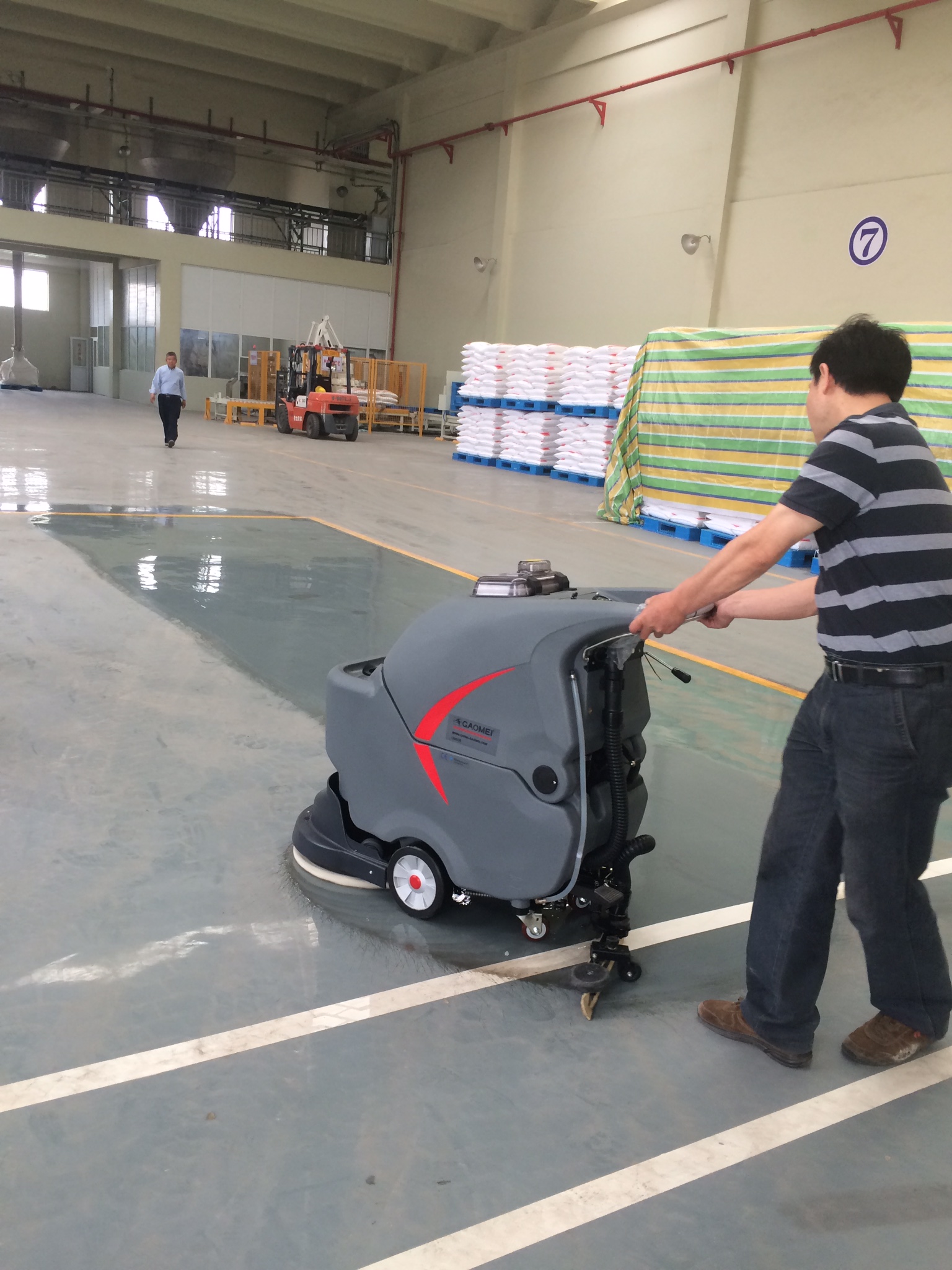 室內(nèi)運(yùn)動(dòng)場館使用洗地機(jī)，標(biāo)準(zhǔn)化清潔