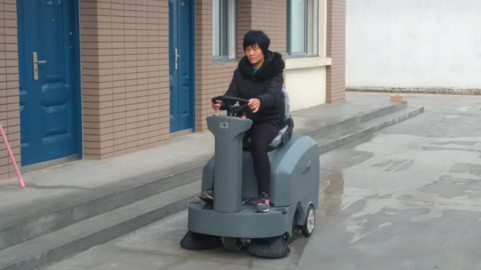 駕駛式掃地機，安全操作須知
