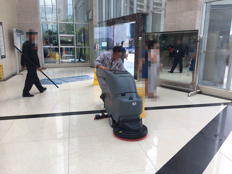 全自動洗地機(jī)成了大型物業(yè)公司的必備清潔設(shè)備