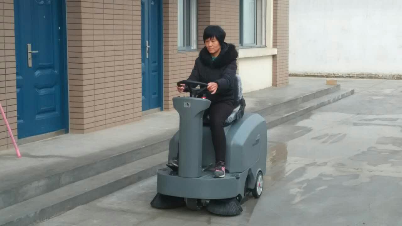 賓館酒店行業(yè)用什么樣的掃地車合適？