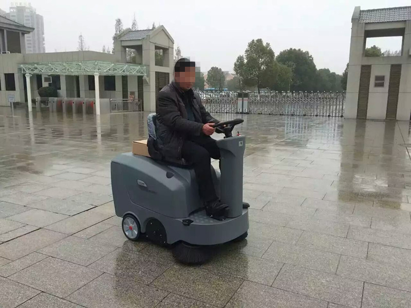 汽車維修廠行業(yè)地面清潔就用掃地車
