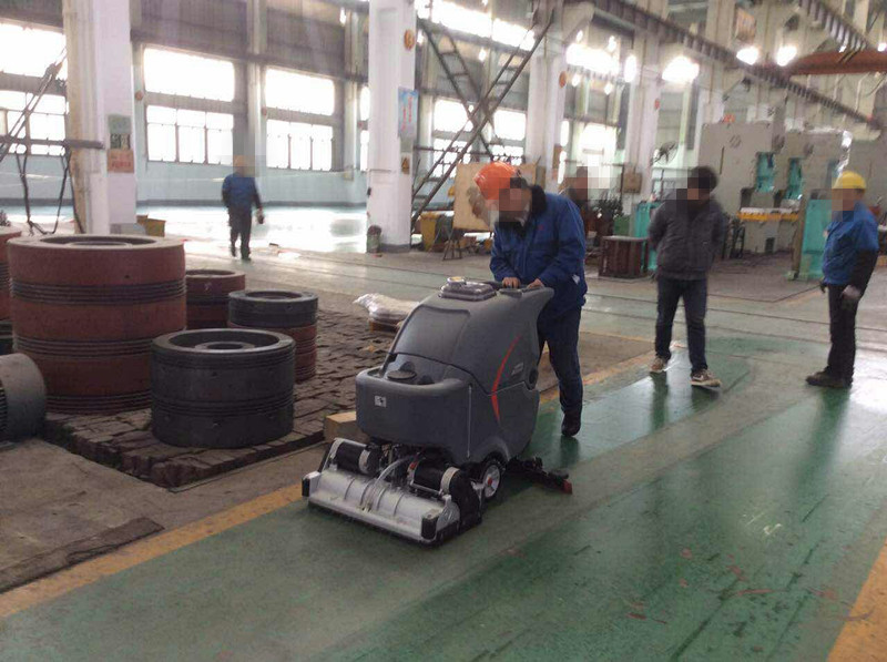 洗地機廠家解析洗地機所具備的優(yōu)勢？