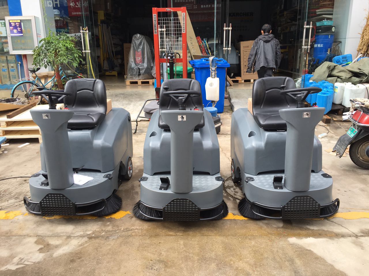 掃地車有著諸多優(yōu)點，比起人力，更節(jié)能高效