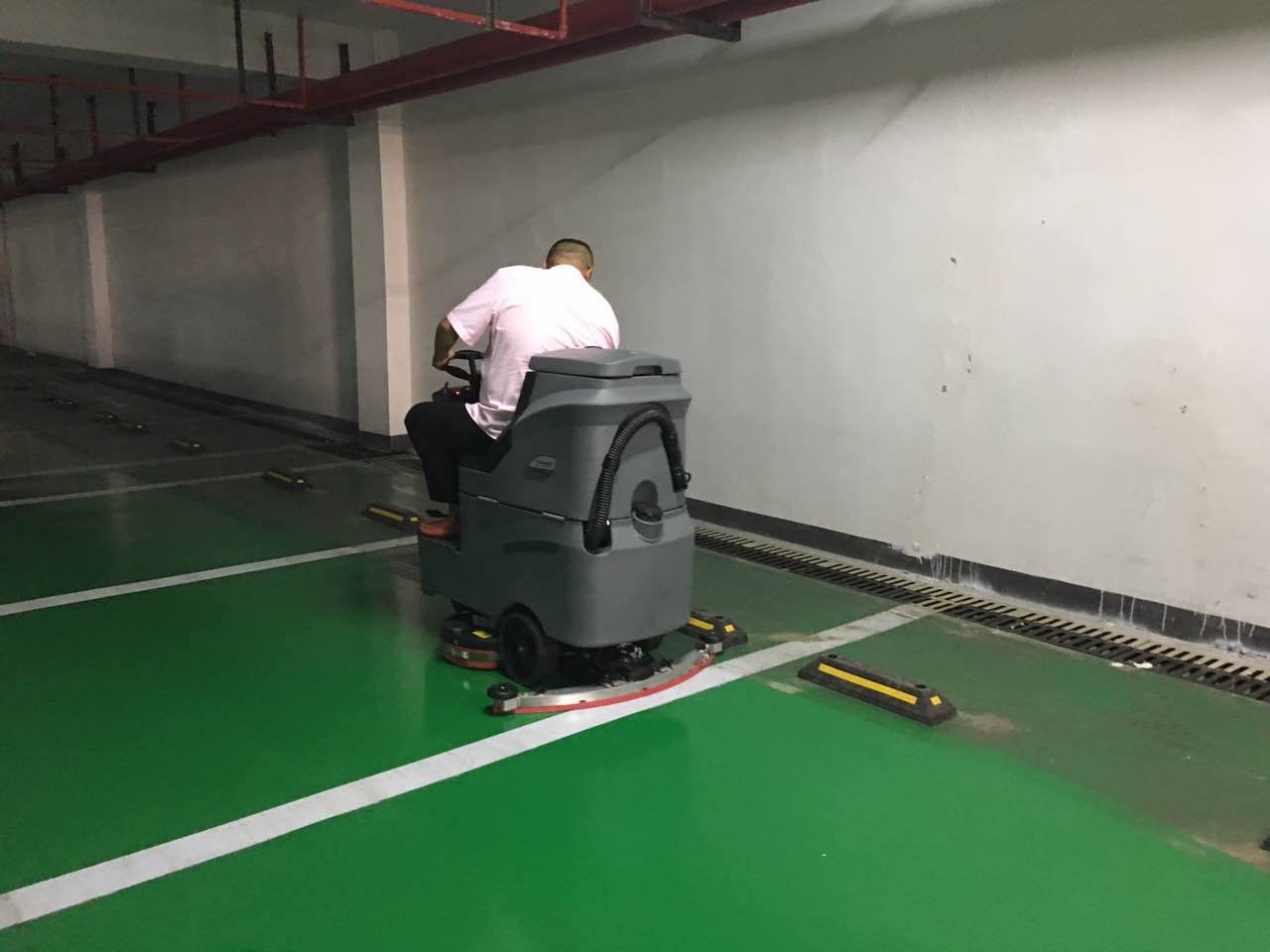 洗地車成大型地下停車場(chǎng)清洗必備武器