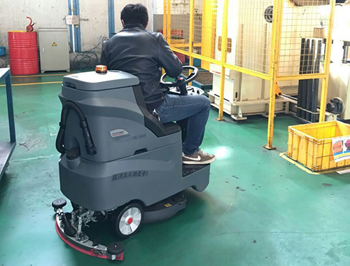 洗地車針對(duì)地面油污的清潔利器