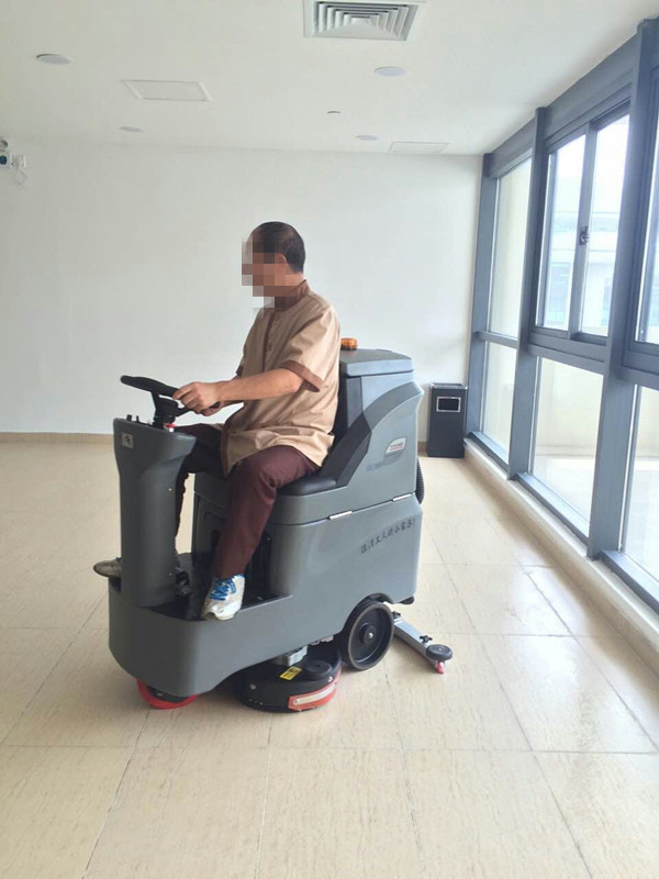 開車做保潔，駕駛式洗地機(jī)讓保潔工作體面起來