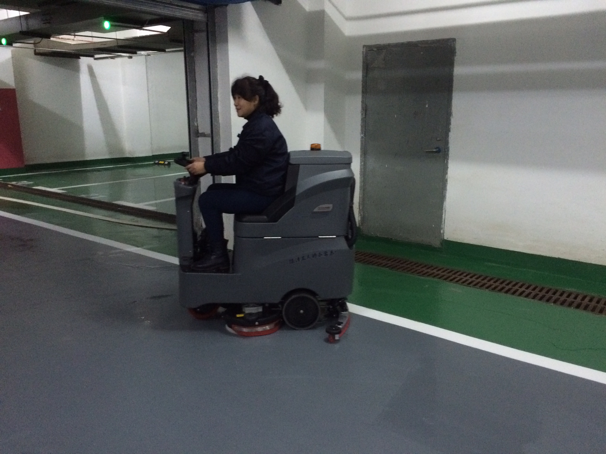 駕駛式洗地機(jī)受歡迎嗎？駕駛式洗地機(jī)有沒有清潔價(jià)值