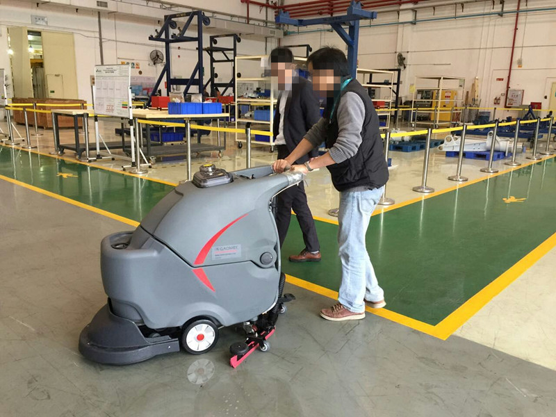 商場，超市選擇什么樣的全自動(dòng)洗地機(jī)做保潔比較合適?