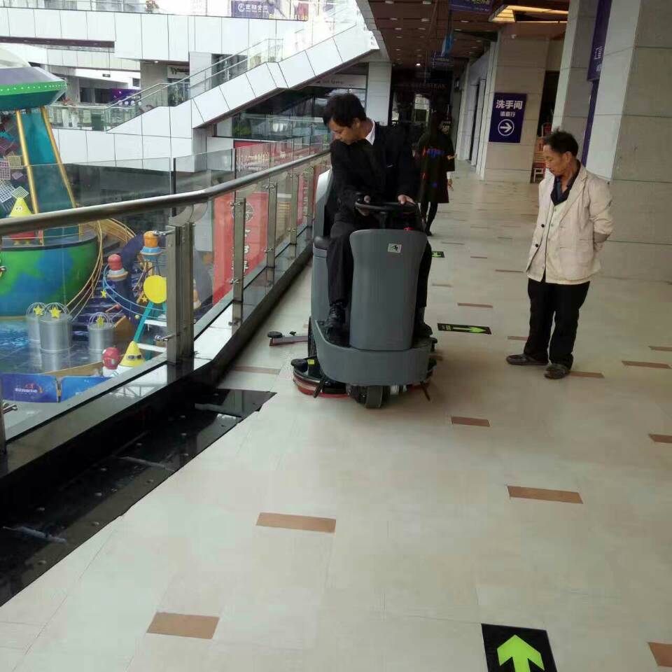 商場駕駛式洗地機(jī)如何操作？